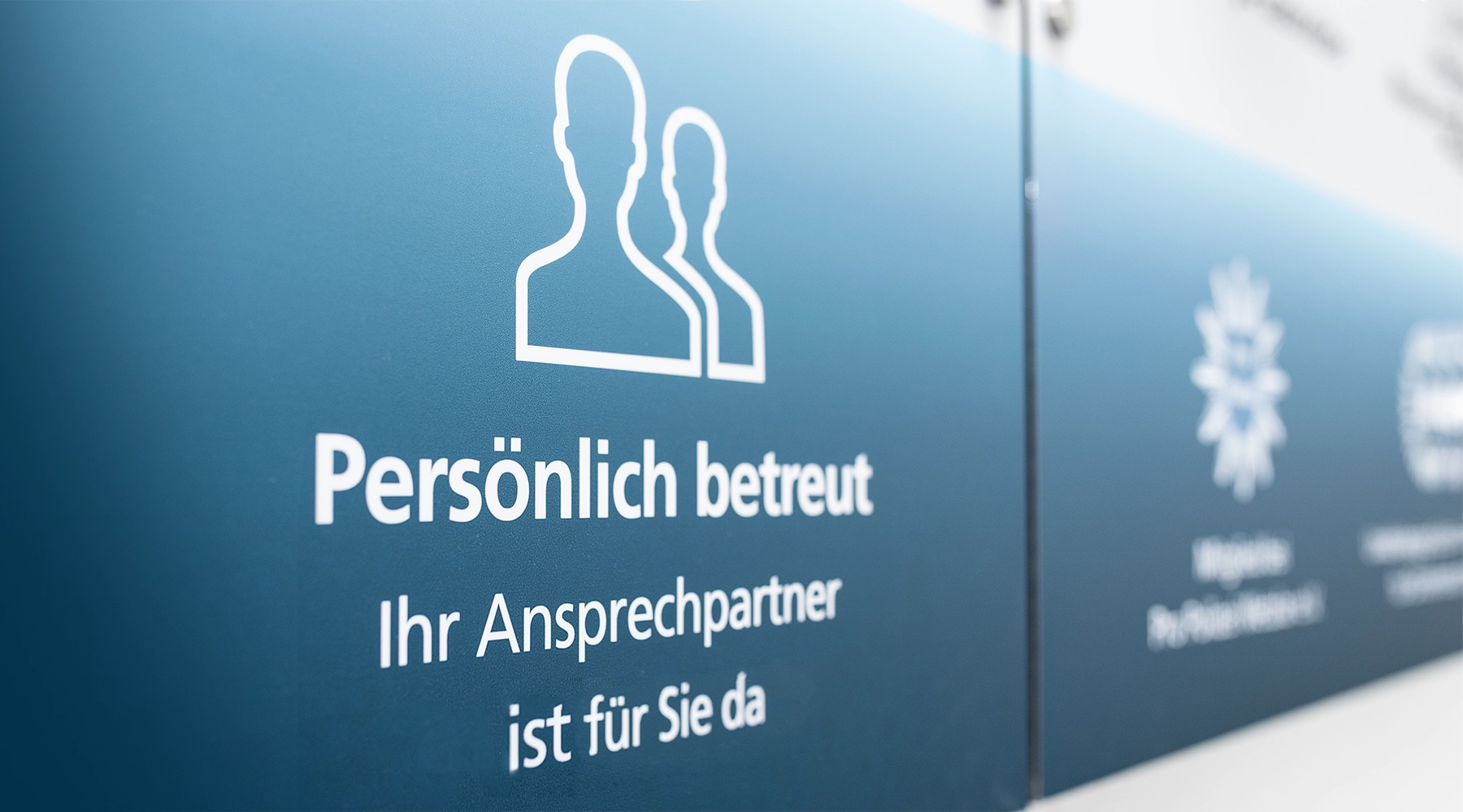 Schriftzug "Persönlich betreut – Ihr Ansprechpartner ist für Sie da" mit stilisiertem Personen-Icon