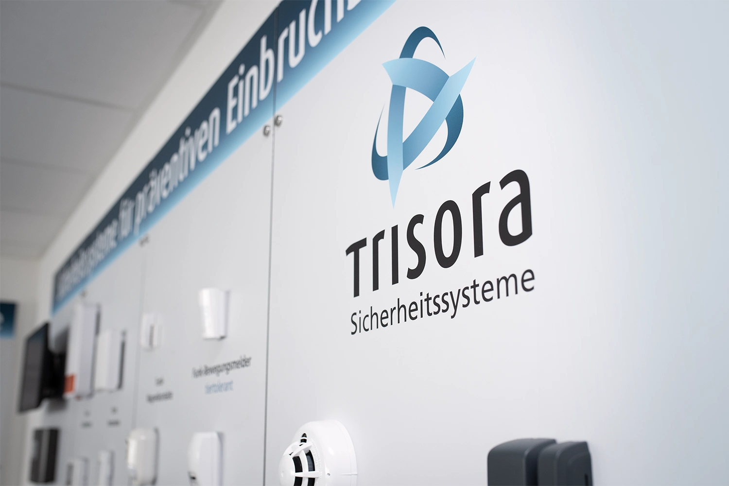 Trisora Produkt-Präsentationswand mit Log im Fokus